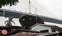 越南大轮船失控 撞毁3栋民房