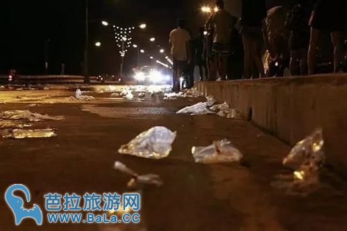 泰国泼水节变味 像路人泼辣椒油汽油污水！！