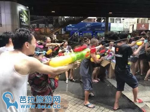 泰国泼水节变味 像路人泼辣椒油汽油污水！！