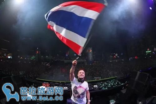 泰国s2o泼水音乐节五星红旗和国歌随风飘扬！
