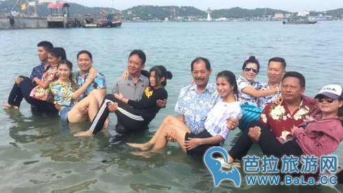 西昌岛抱美女下水过泼水节受欢迎