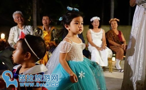 泰国已故男星Por之女小茉莉海边度假     化身童话公主
