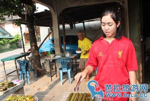 泰国美女大学生辞职回家烤糯米香蕉饼生意火爆