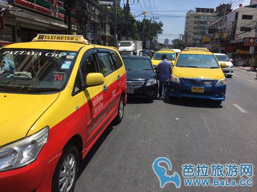 载中国游客小车被20多辆的士司机围堵 以为他是来抢客的