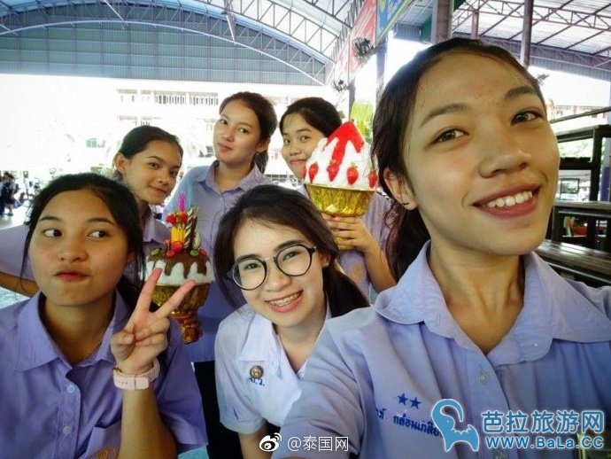 泰国拜师节高中女生制作创意十足的冰沙花盘
