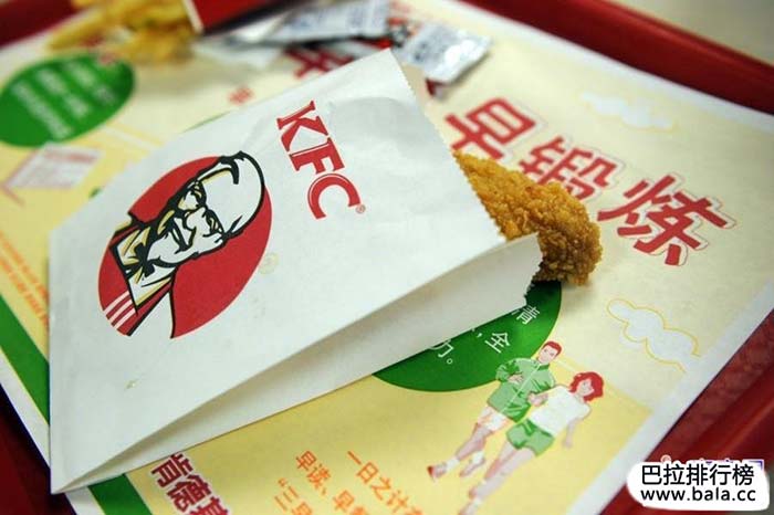 2. 肯德基</p></p>
<p>　　<p>　　全球餐厅数量：11,798</p></p>
<p>　　<p>　　这家百胜旗下的品牌在中国拥有超过4,200家餐厅，向其供应肉鸡的一家供应商被曝出问题鸡丑闻后，肯德基去年的销售额出现了下降。此处显示的是：上海一家肯德基餐厅供应的食物。
