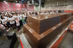 世界上最大的巧克力棒，长366厘米重近5.5吨