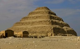 世界上最古老的金字塔，高约62米有6层