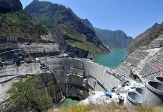 世界在建最大水电站，白鹤滩水电站蓄水825米