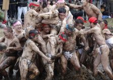 世界上最脏的节日，日本泥浆节已有百年历史
