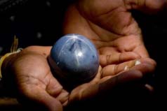 世界上最大的蓝宝石：重达1404克拉有鹅蛋大小