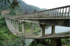 中国最“怪”大桥，网友：施工图纸拿反了？
