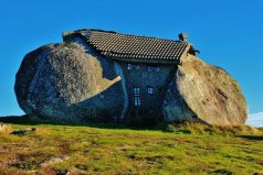 全世界最疯狂的房屋：建在两块巨石之间