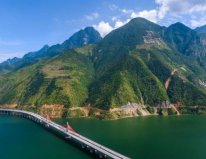 中国最险的高速公路：最高处距离地面有190米