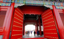 故宫最怪的景点：游客排队从一条门缝往里面“偷看”