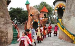 中国唯一的小矮人王国：居民身高不足1.3米，但月收入过万