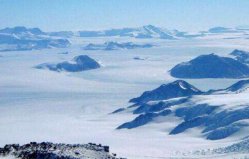 世界上风最大的地方：南极最大风速100米/秒（常年8级风）