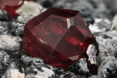 世界最贵十大宝石排名：翡翠上榜，硅硼铝钙石排第一