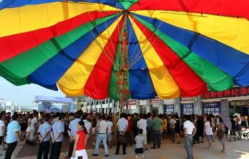 世界上最大的伞，来自中国九江，伞的直径23米、高14米